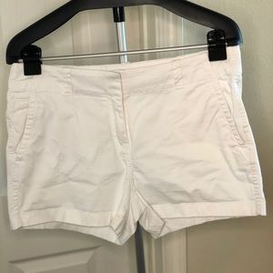 Vineyard Vines white shorts